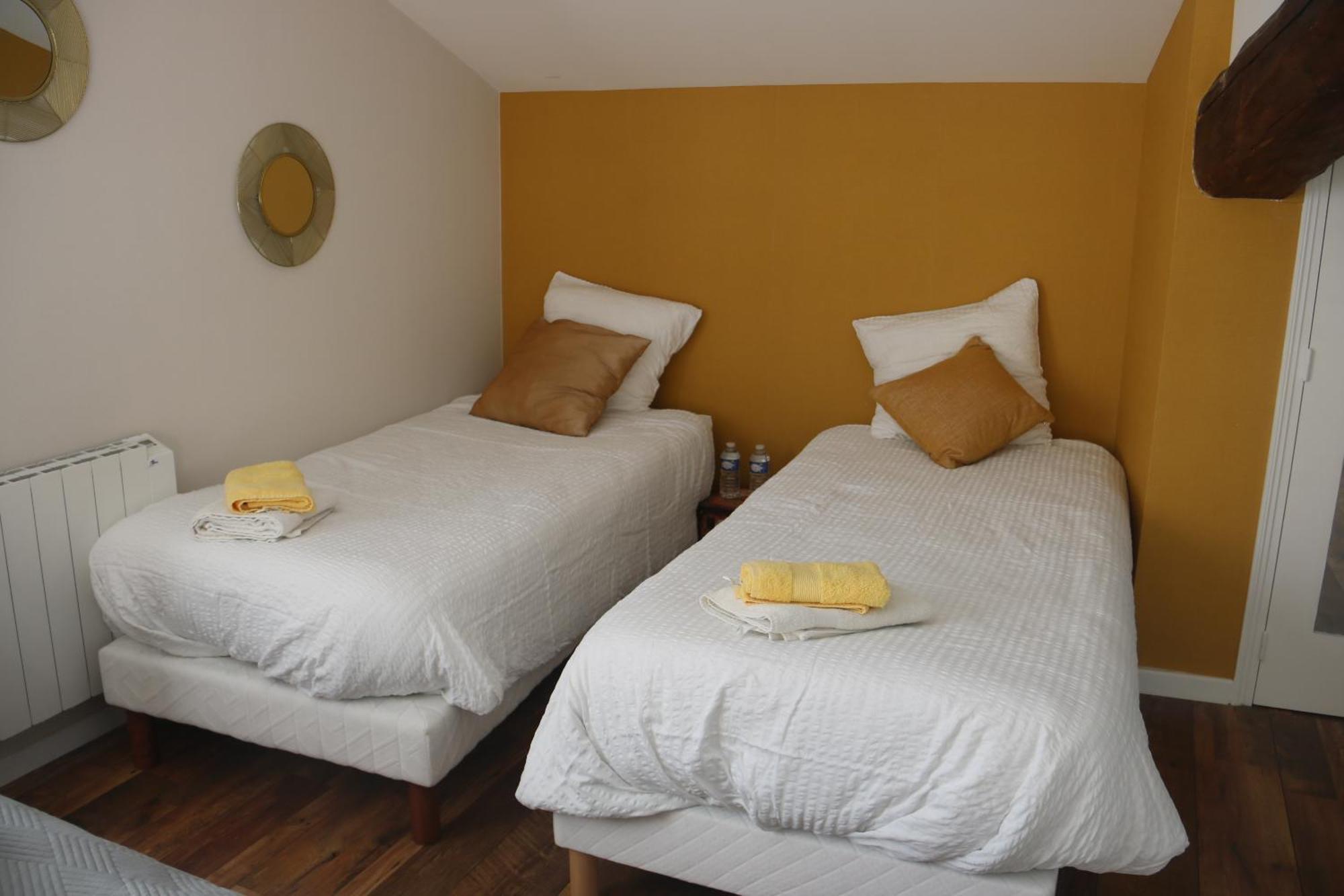 "Les Peyres" Hotel Lamothe-Landerron Bagian luar foto